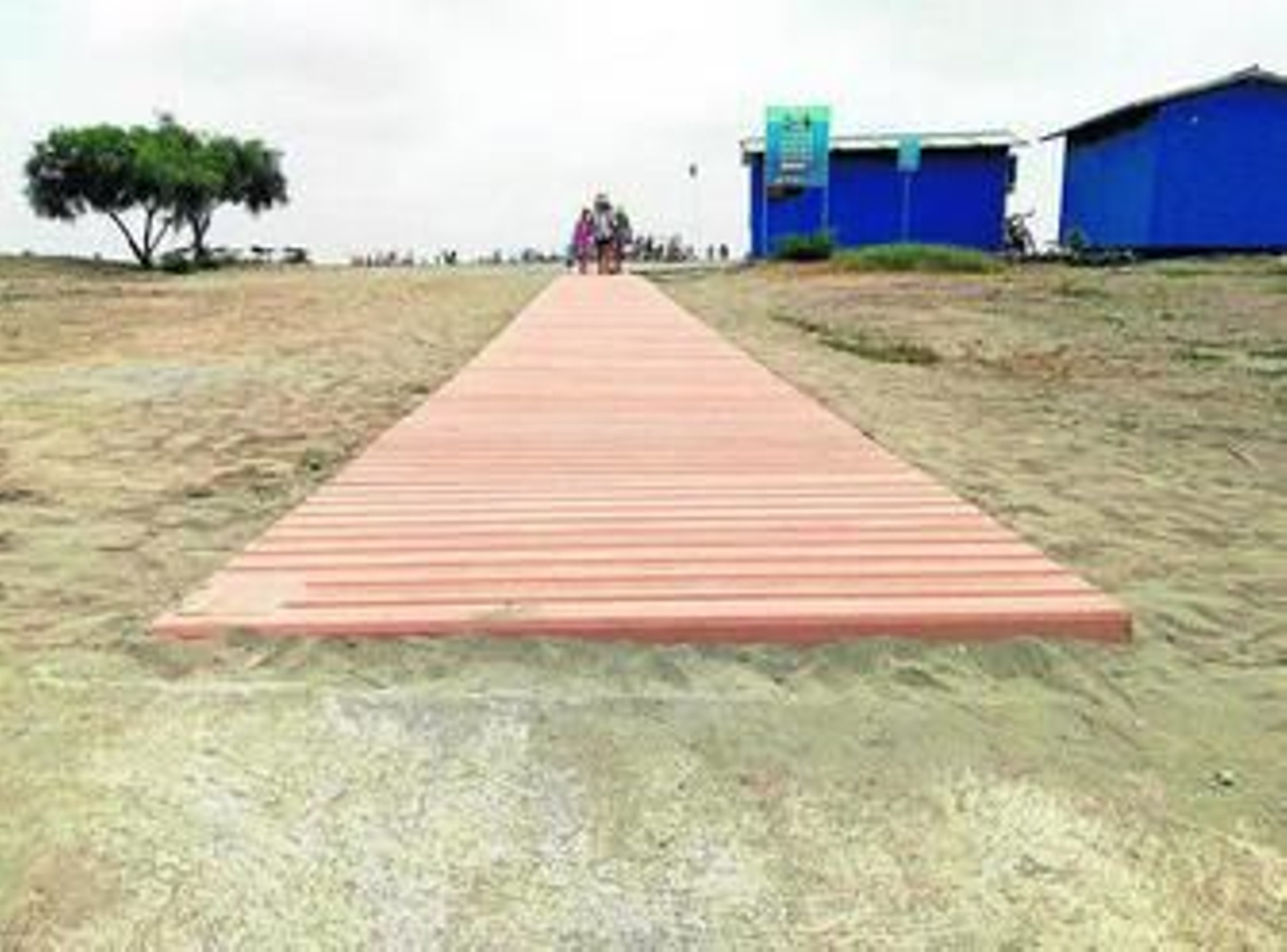 Las pasarelas de hormigón prefabricado ya están instaladas en la playa de Puerto Rey.