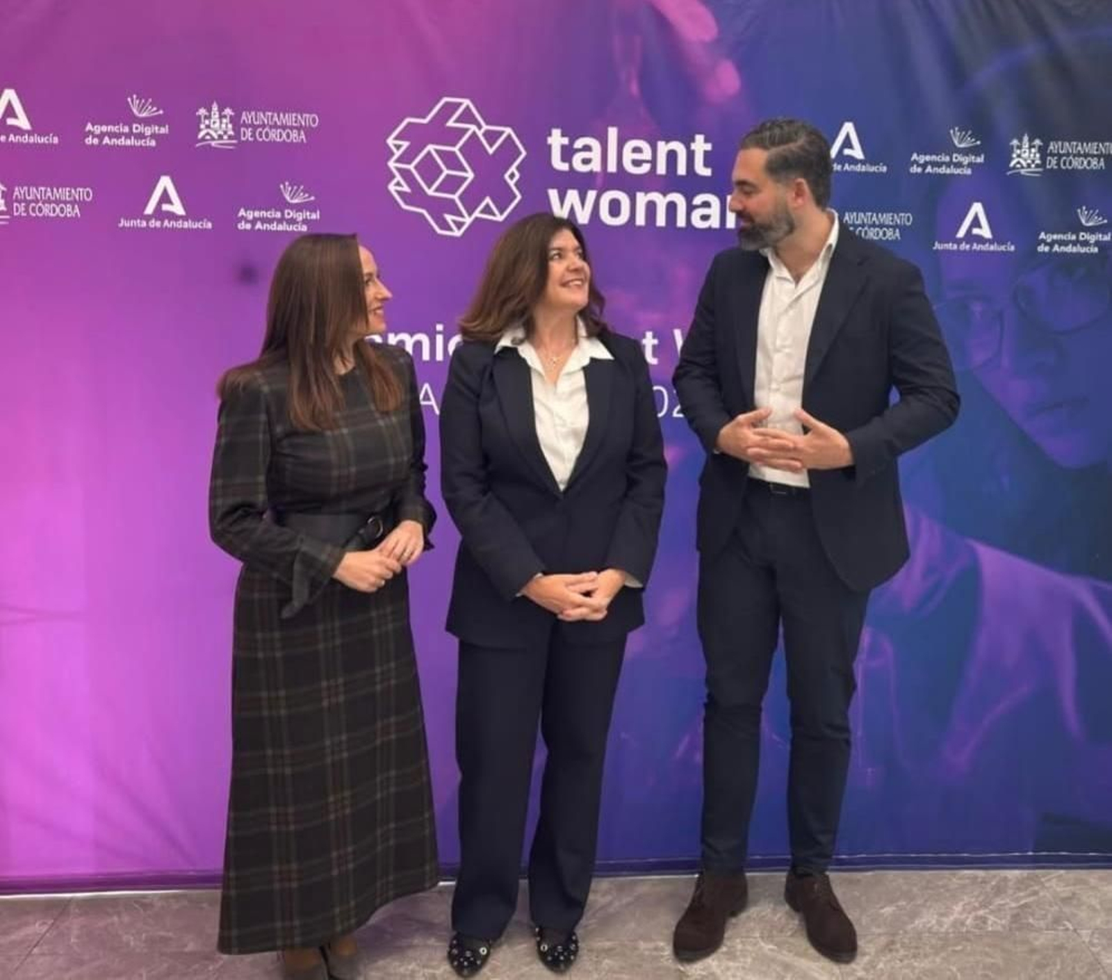 Carmen Garrido con los concejales del Ayuntamiento de Cádiz, Virginia Martín y Carlos Lucero.