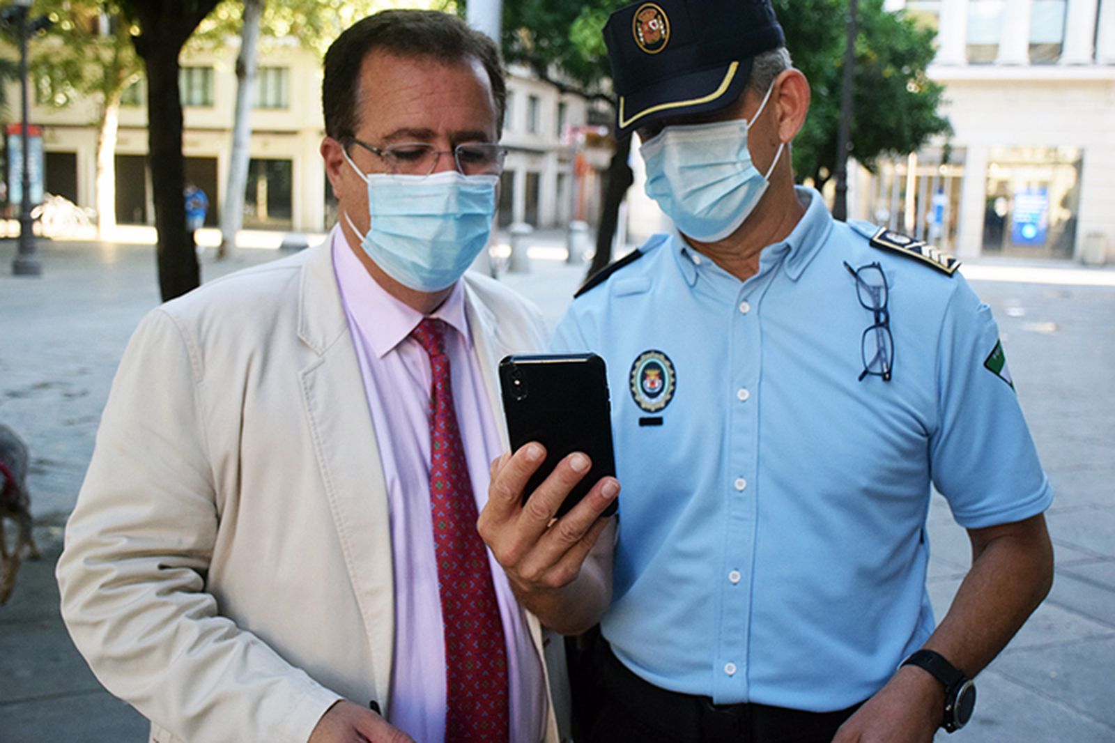 Juan Carlos Cabrera, delegado de Gobernación y Fiestas Mayores, junto a José Medina, Jefe de Policía Local de Sevilla.