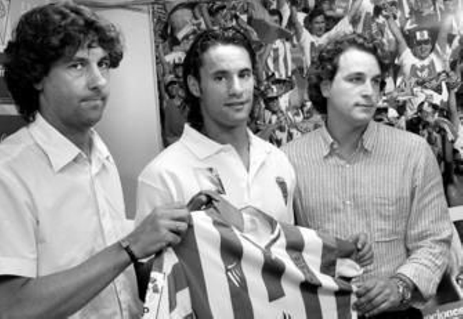 Ceballos, flanqueado por Emilio Vega y Elías Cabrera, posa con la nueva camiseta del Córdoba.