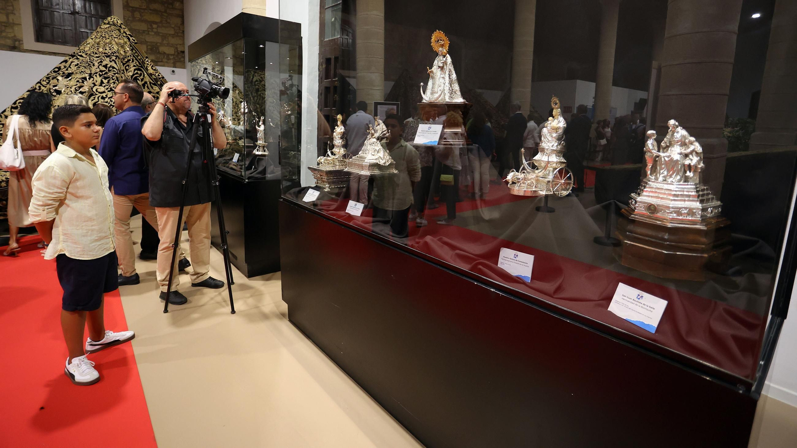 Inauguración de la exposición de mantos de vírgenes dentro de los actos de la Magna Mariana