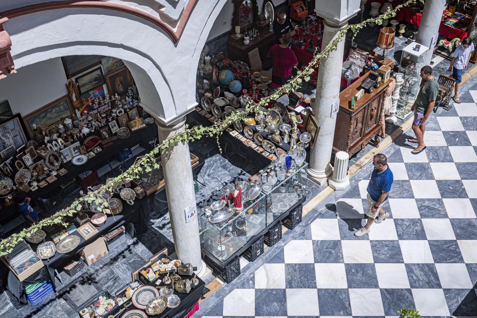 Imágenes del curioso mercadillo de antigüedades en el convento de Santo Domingo en Cádiz