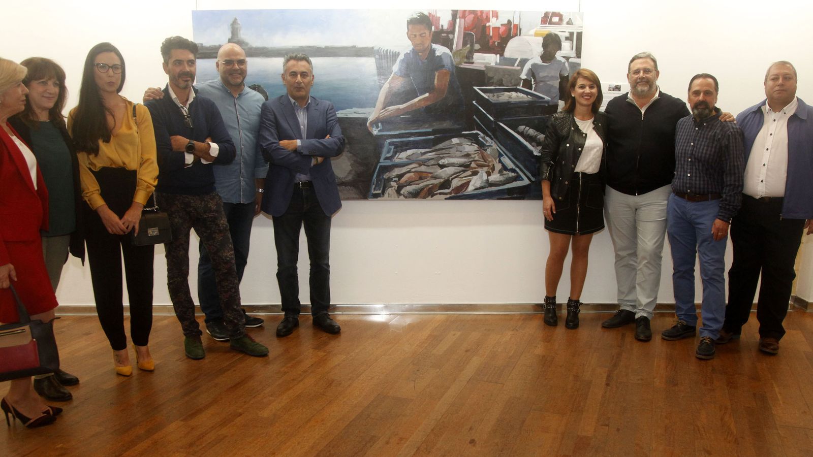 Las autoridades isleñas posan con los artistas ante la obra que representa a los marineros en el puerto de Isla Cristina.