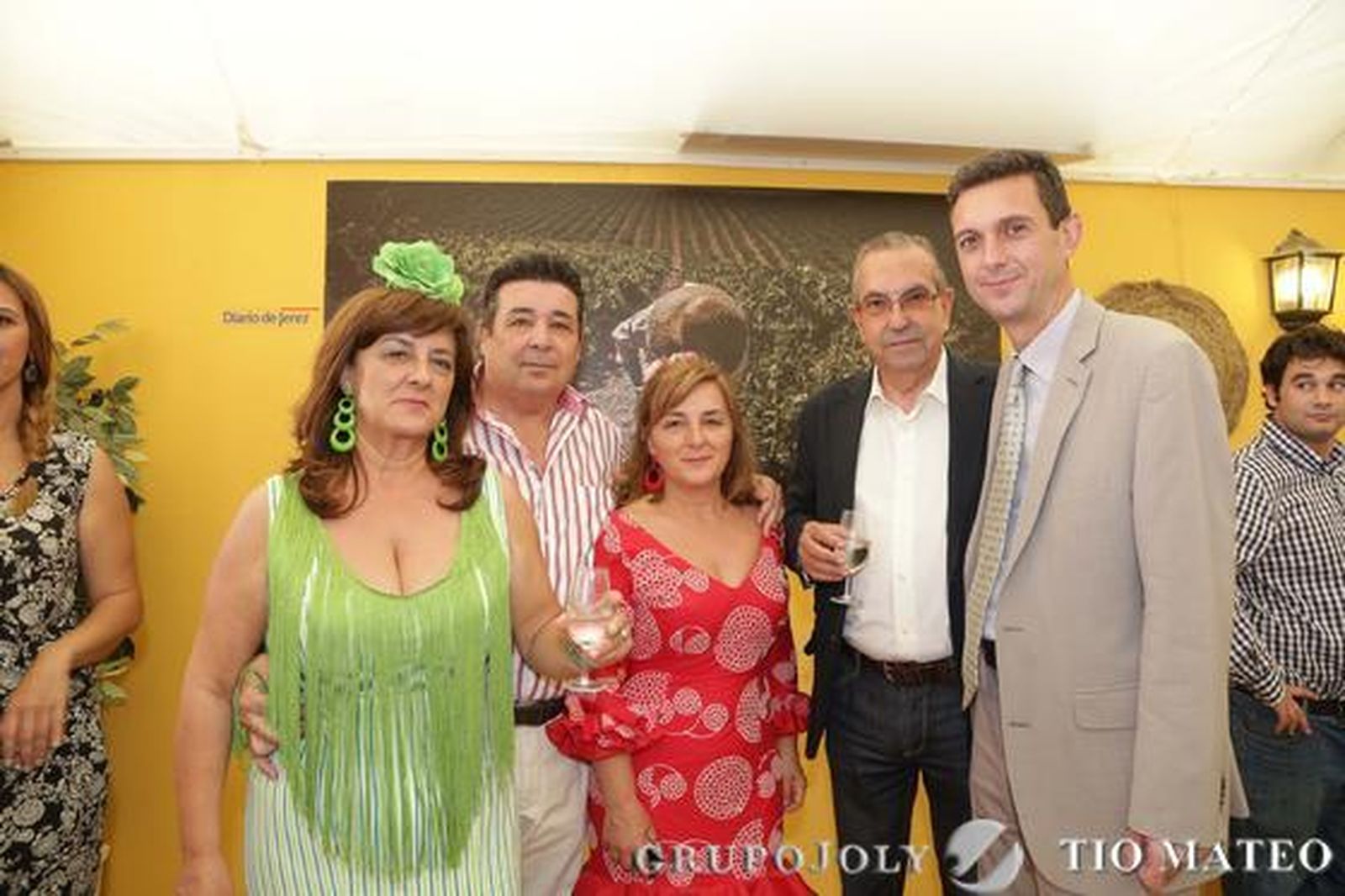 Miguel Berraquero, gerente de Diario de Jerez, junto a José Antonio Lomas, de Luminosos Andaluces, y su familia, y Mariano Rodríguez, gerente de Artesanos del Sofá.

Foto: Vanesa Lobo