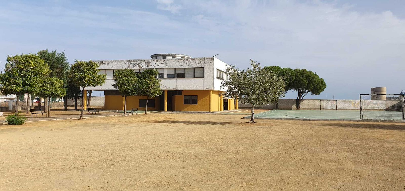El edifio y las instalaciones del CEIP Poeta Rafael Alberti, en la barriada San  Rafael de Alcalá.