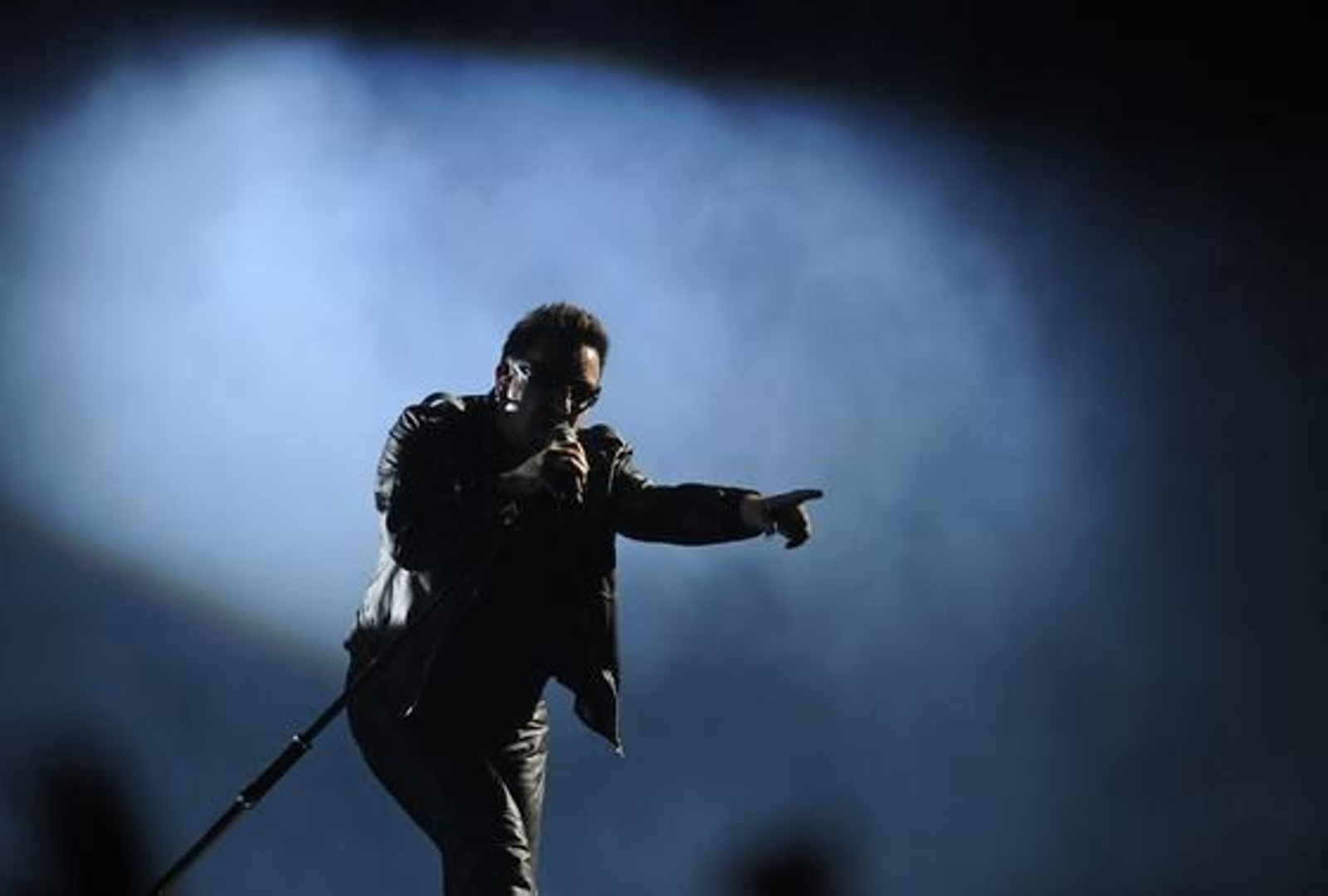 La banda irlandesa U2 convence a sus seguidores en San Sebastián. / EFE, AFP, Reuters