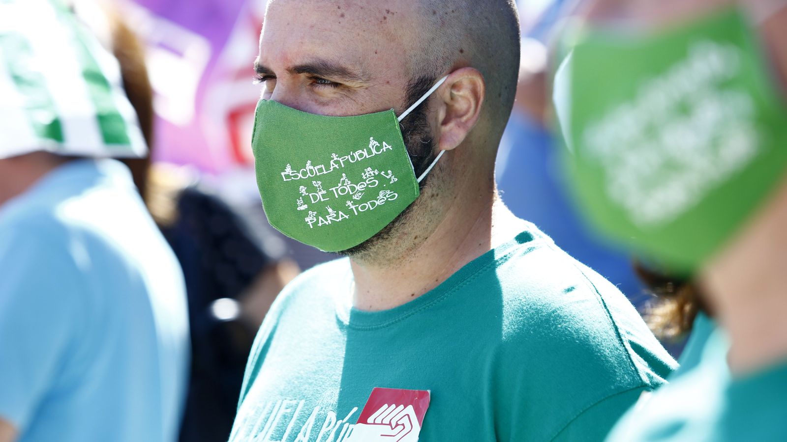 Un docente luce una mascarilla en defensa de la educación pública.