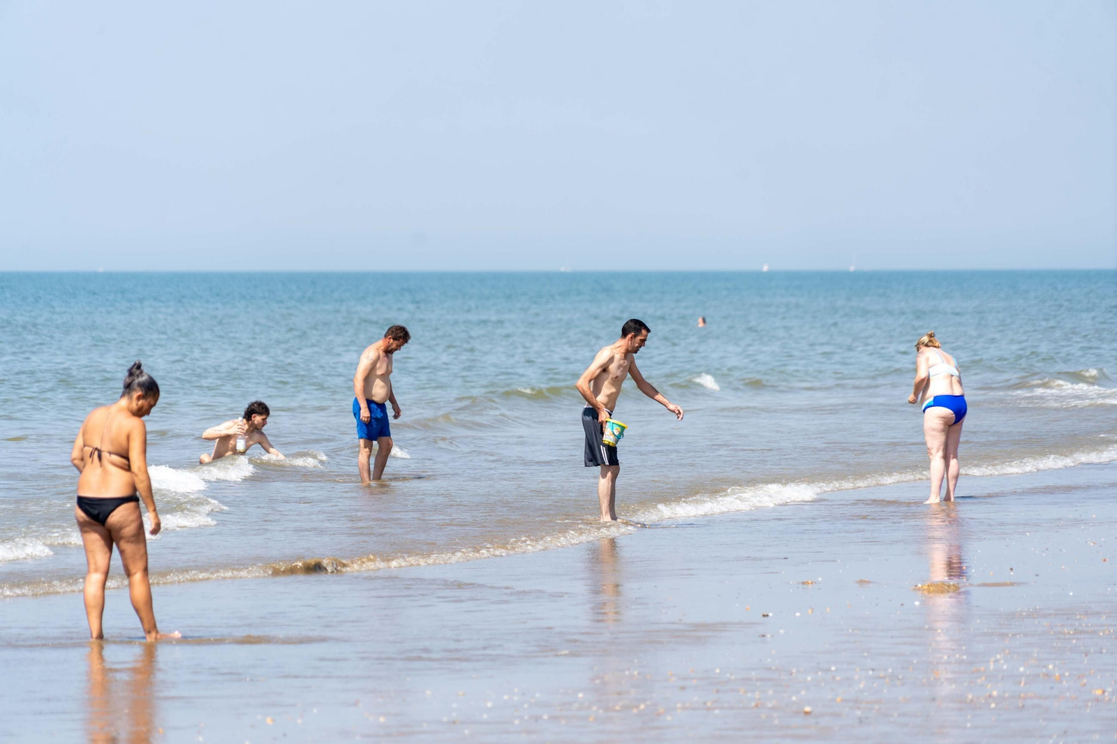 Una mañana de domingo en El Espigón, la playa de Huelva capital.