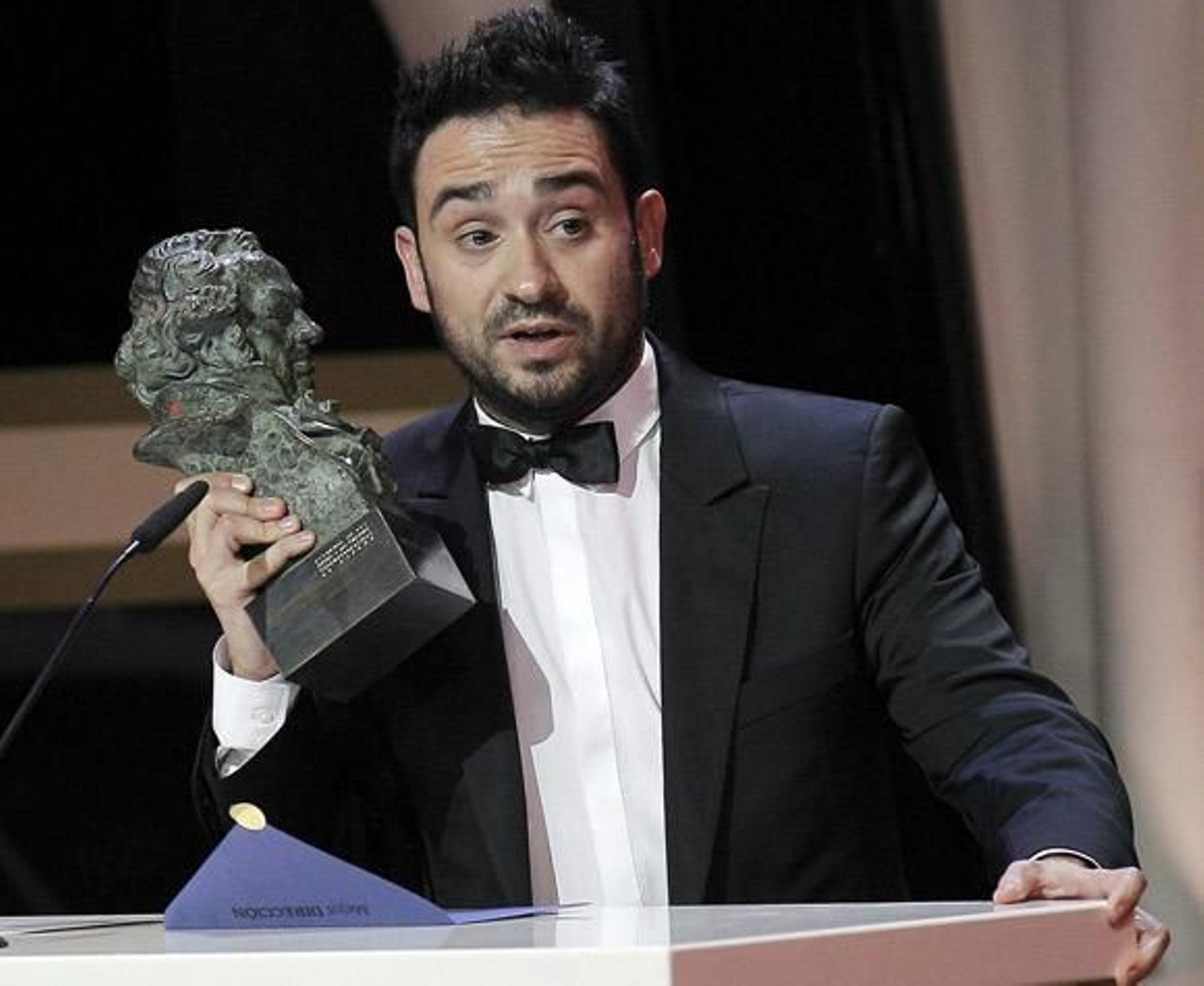 El director Juan Antonio Bayona recibe el Goya al mejor director por su trabajo en 'Lo Imposible'. / EFE