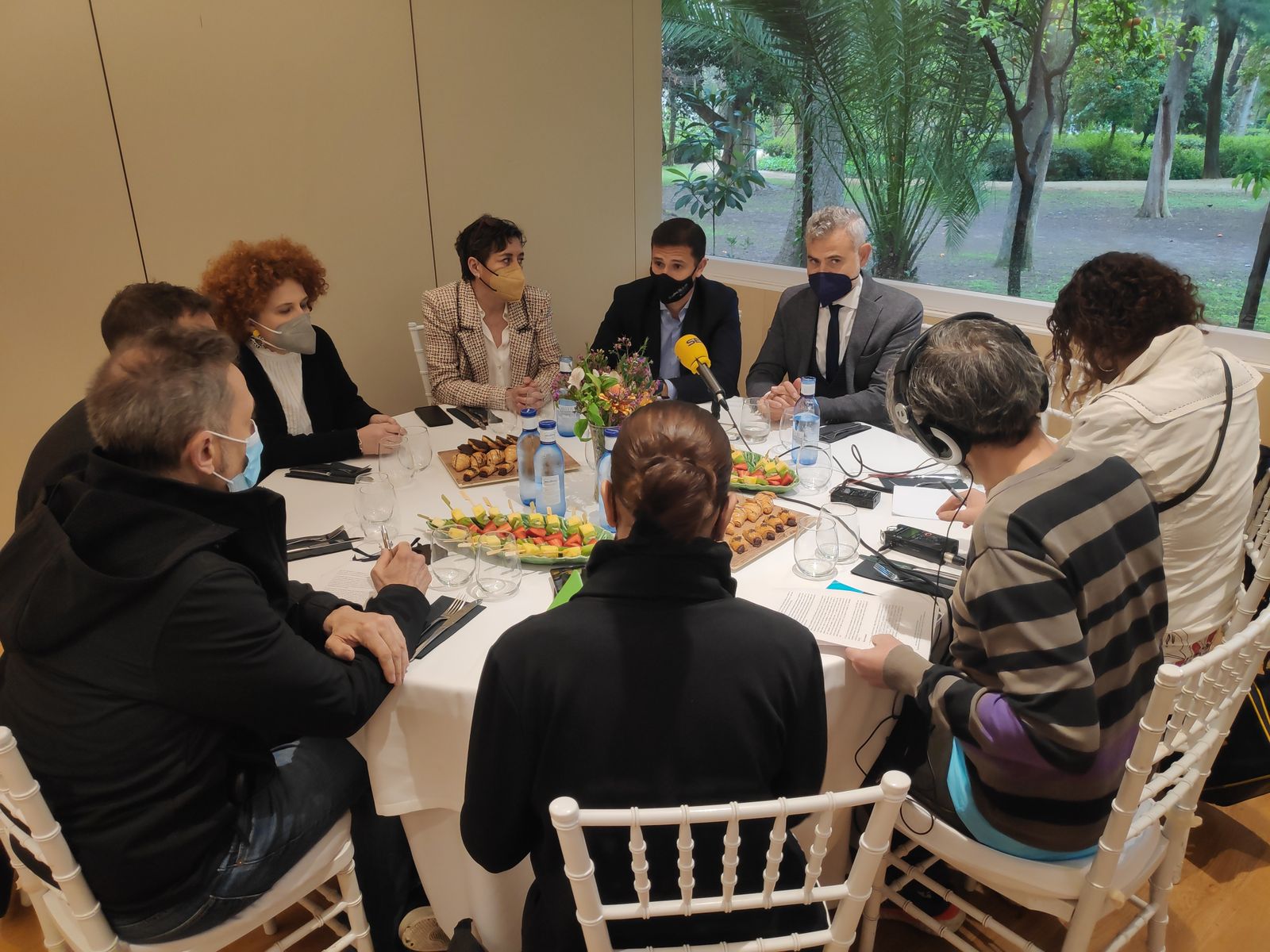 Víctor Bohórquez y Yolanda Izquierdo, al fondo, durante el desayuno con la prensa.