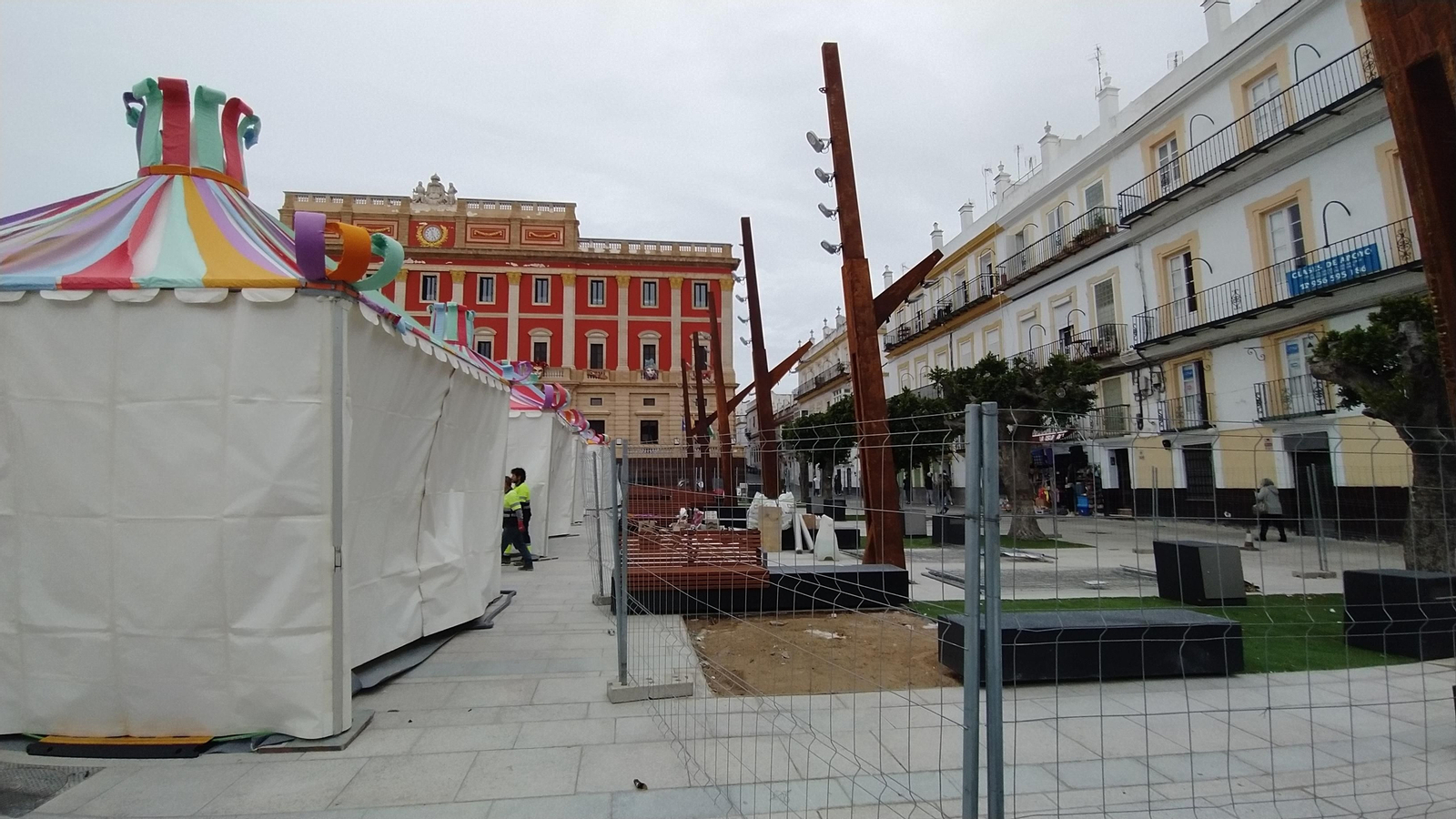 Mucho Levante y últimos preparativos en la Plaza del Carnaval de San Fernando