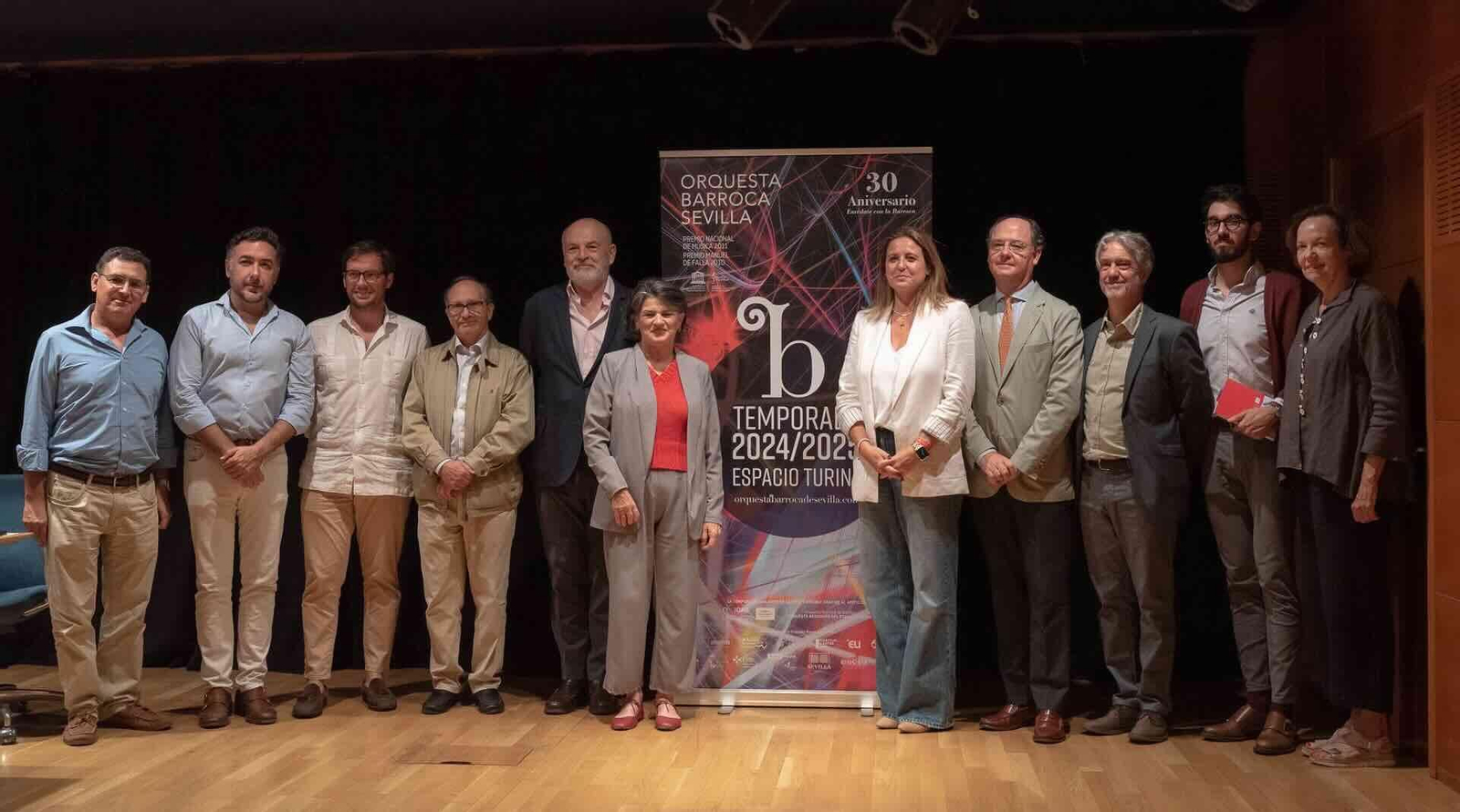 Ventura Rico rodeado por representantes institucionales y patrocinadores.