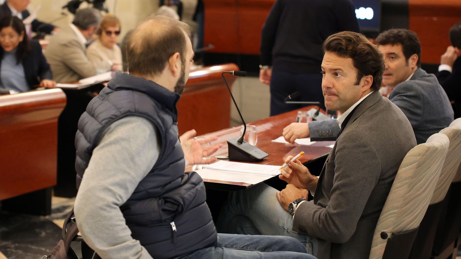 Francisco Zuasti (no adscrito) conversando con Carlos Pérez (Ciudadanos).