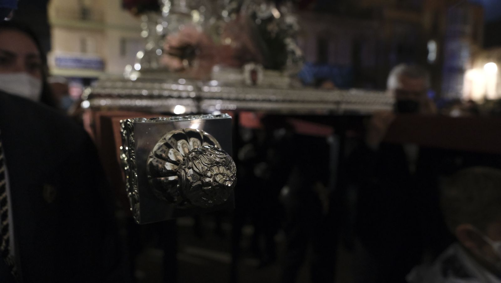 Procesión del Vía Crucis del Santo Cristo de la Escucha en Almería, en imágenes.