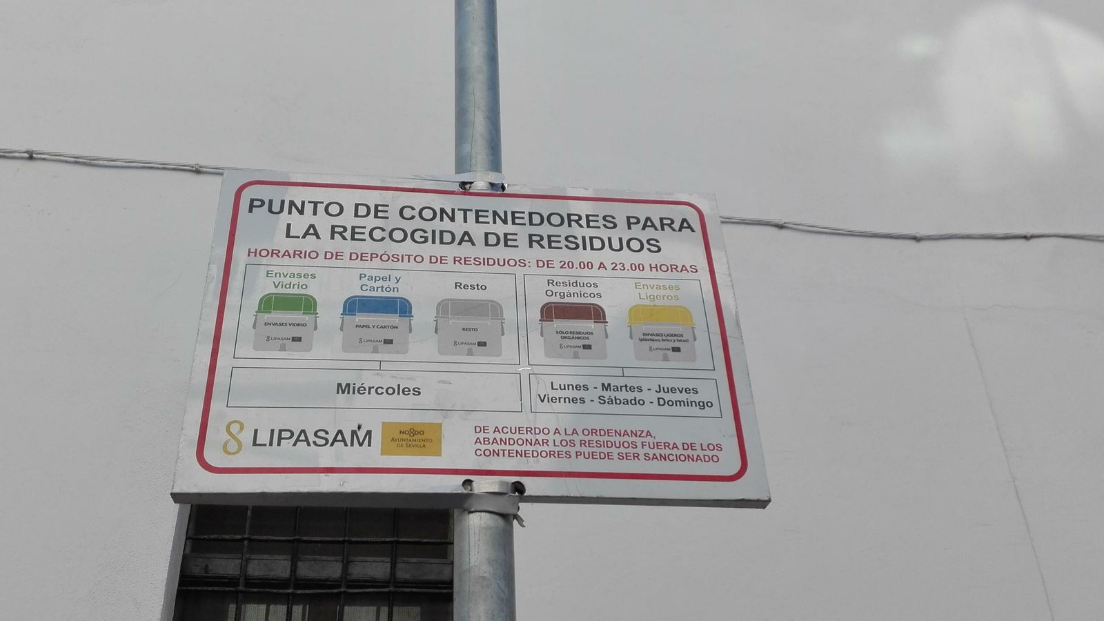 Cartel que indica los días que puede echarse cada tipo de residuo.