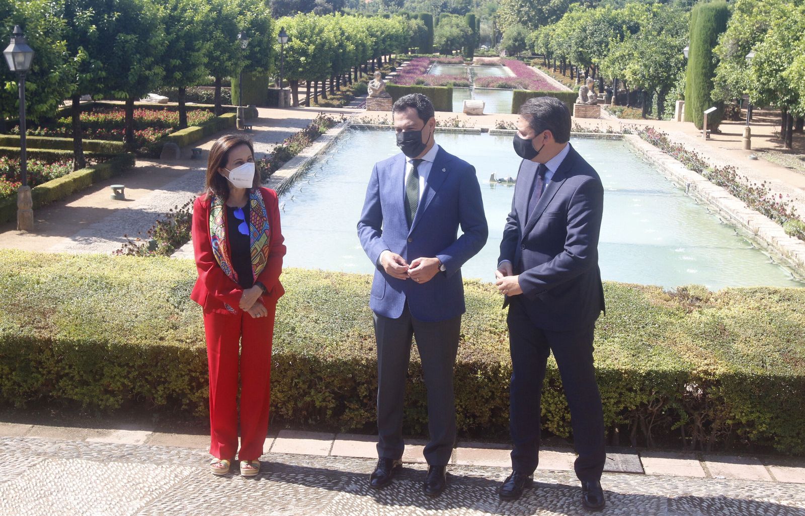 La ministra de Defensa, Margarita Robles, el presidente de la Junta, Juanma Moreno, y el alcalde de Córdoba, José María Bellido, hace un año.
