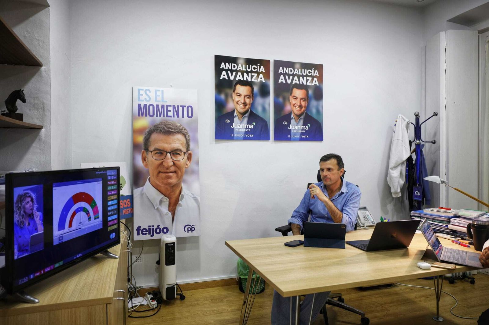 El presidente provincial del partido, Bruno García, siguiendo la noche electoral en la sede del partido en Cádiz.