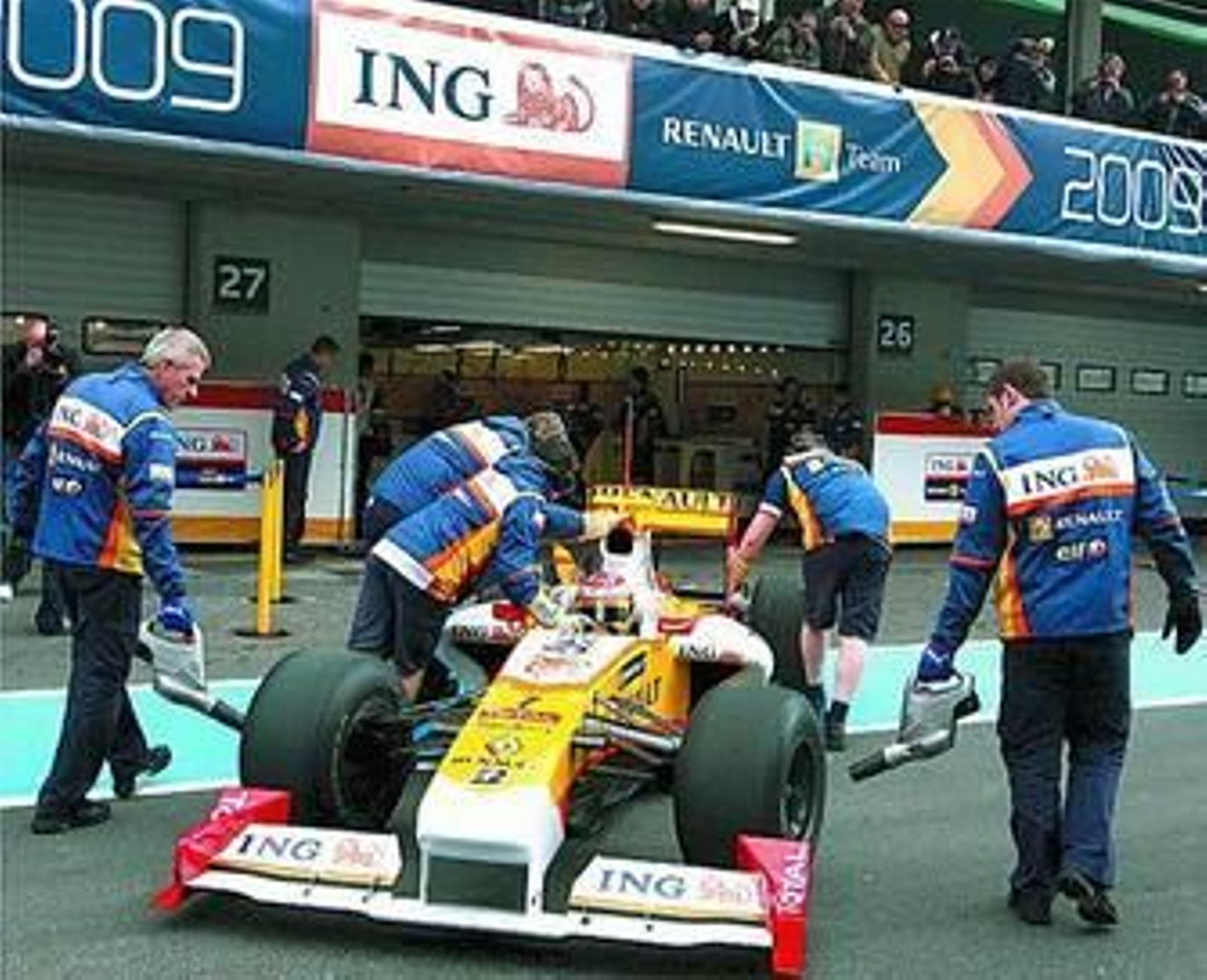 Alonso, al volante del R29 ayer en el circuito lusitano.