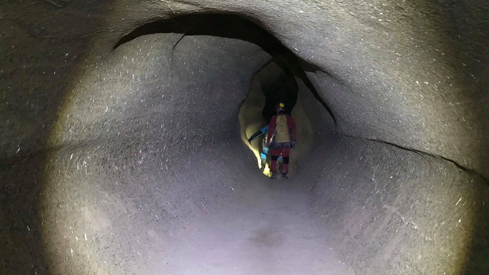 Paredes pulidas por el paso del agua, que ha creado una especie de tubería de dos metros de alto