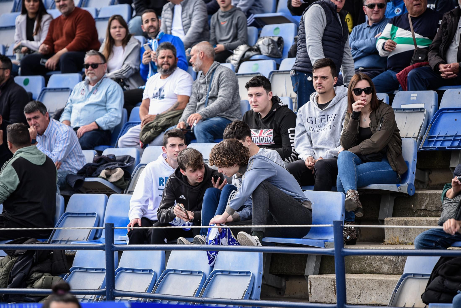 Imágenes de la afición en el Colombino en el Recreativo - Antequera