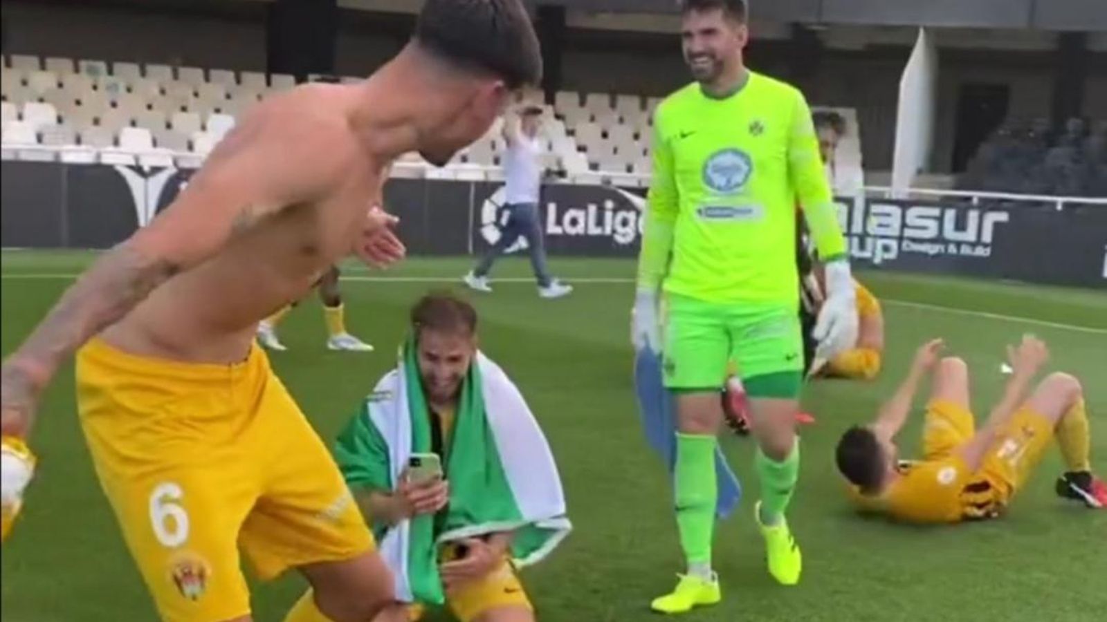 Jugadores celebrando el ascenso.