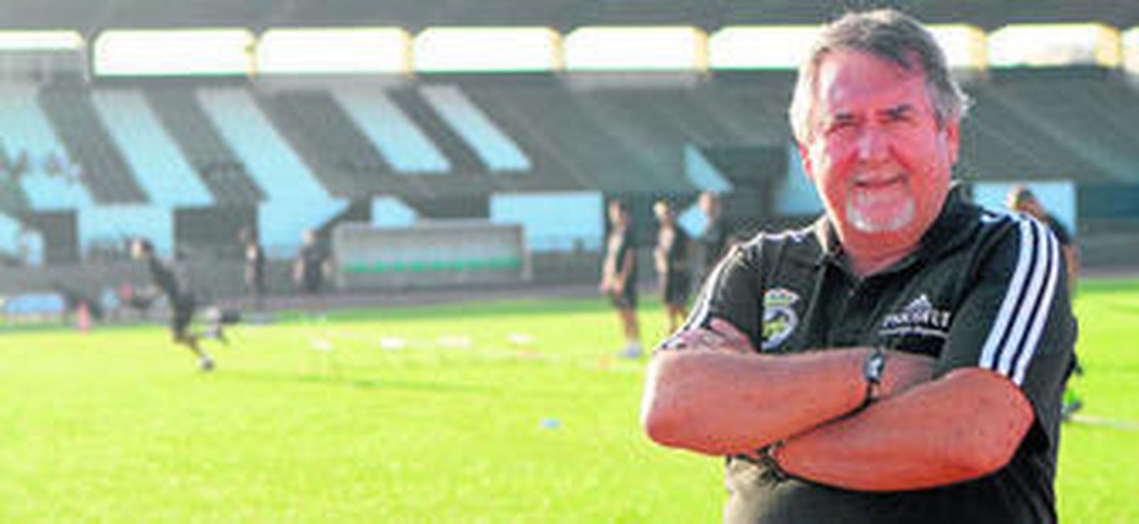 José Iniesta posa en el estadio Municipal de La Línea.