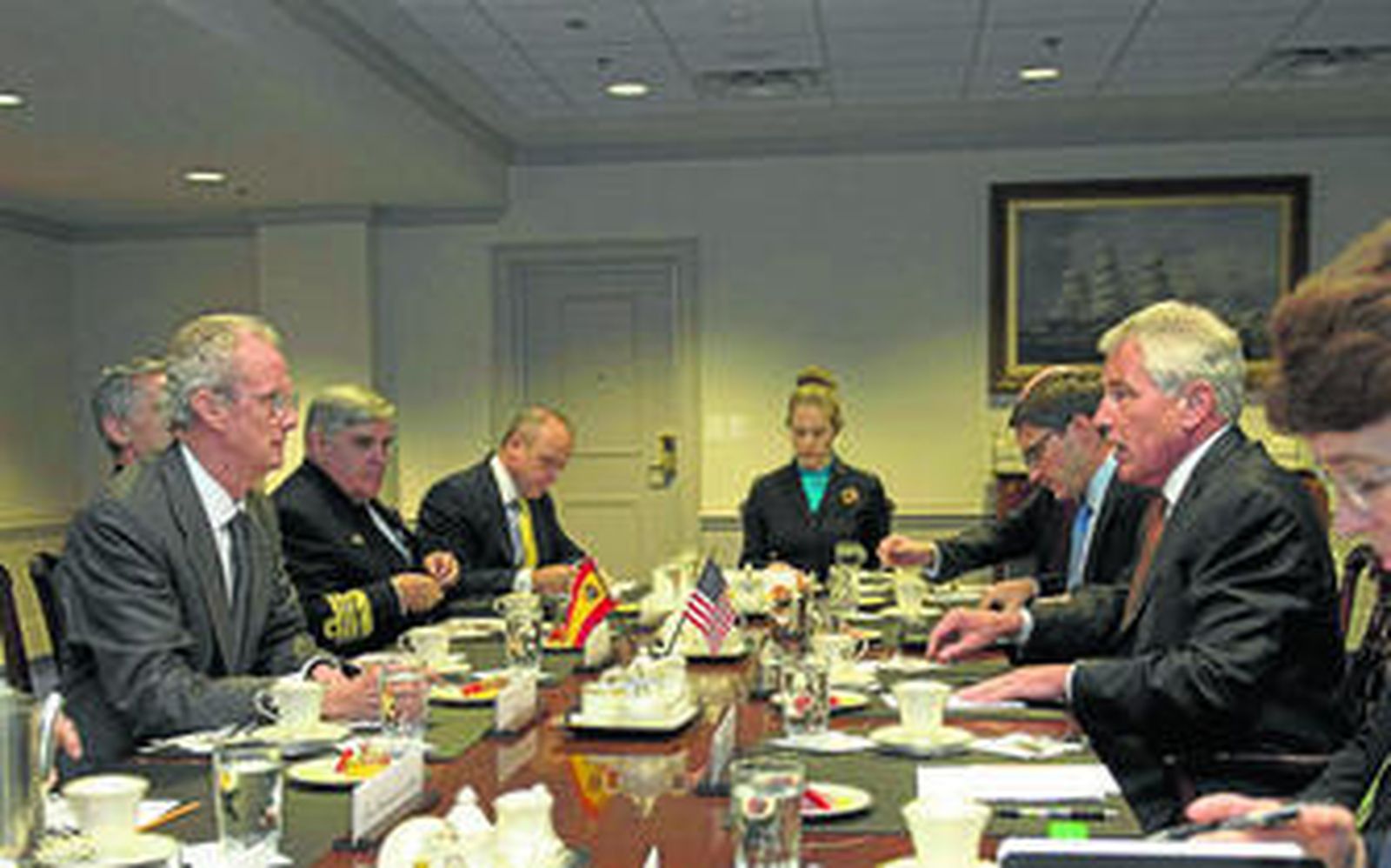 El ministro Pedro Morenés, a la izquierda, frente al secretario de Estado de Defensa, Chuck Hagel, durante su reunión en Washington.