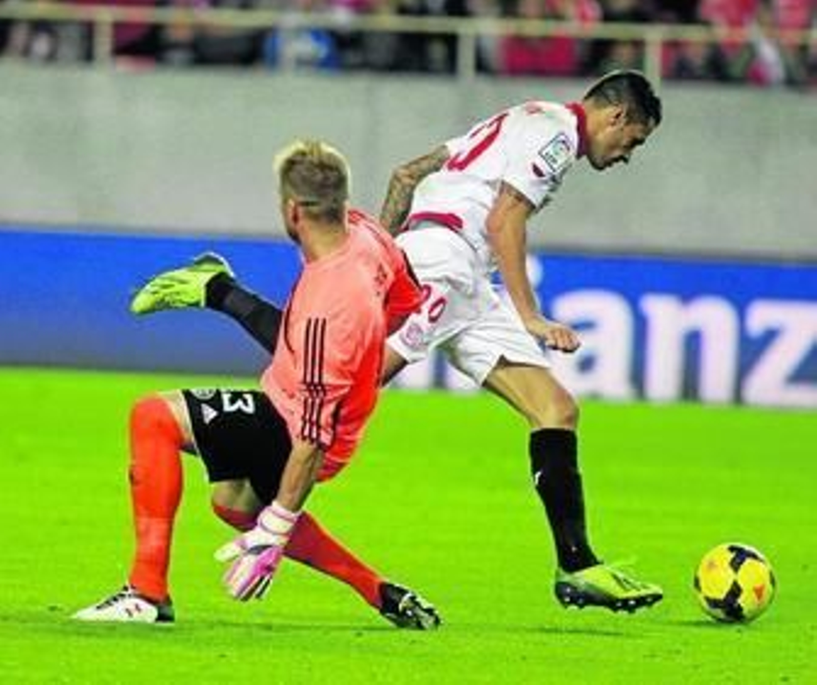 Vitolo trata de evitar la salida de Yoel en una acción invalidada por fuera de juego.