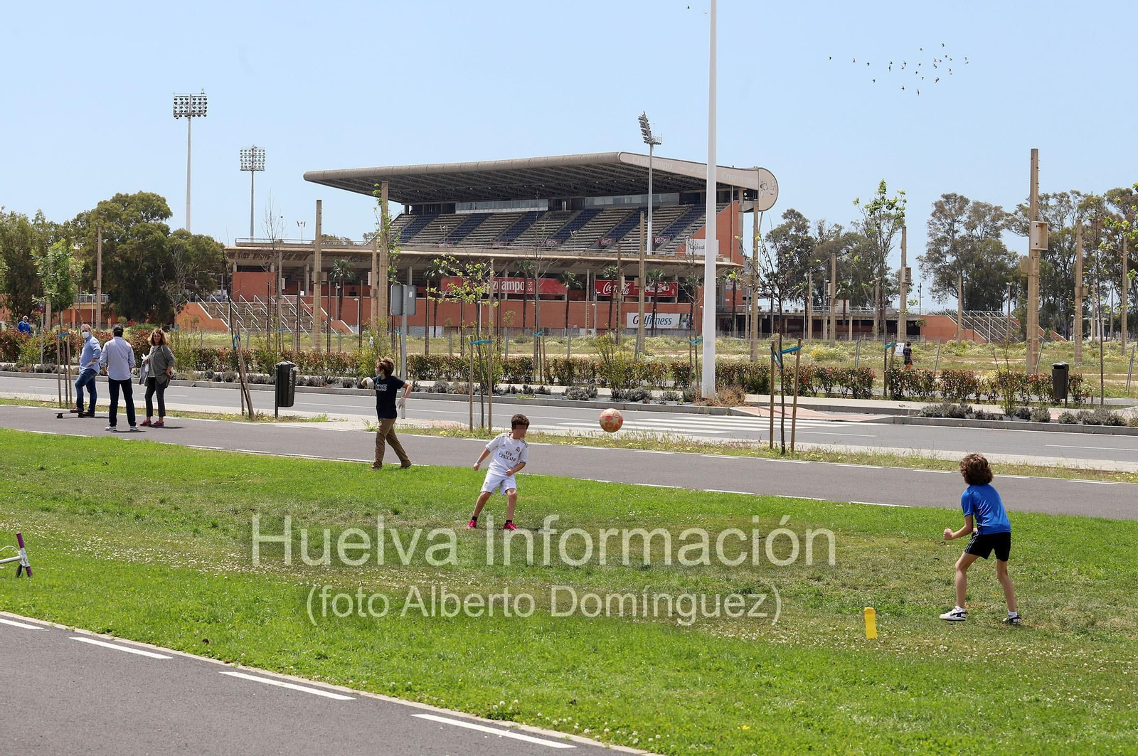 Imágenes del primer día de la salida de niños a la calle en el estado de alarma por coronavirus