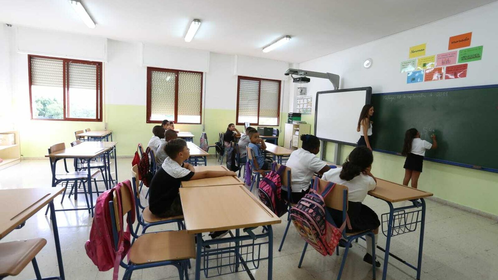 Lolilla escribe en la pizarra en la clase de 3º Morado.