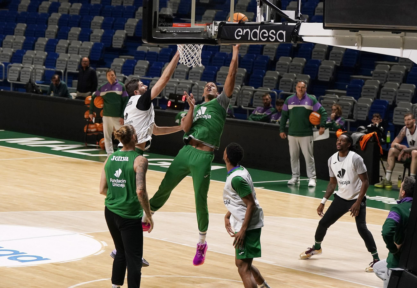 El Unicaja quema los polvorones