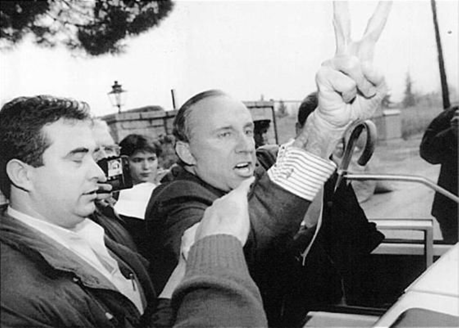 Ruiz-Mateos, durante una de sus detenciones en su residencia de Somosaguas, ocurrida en noviembre de 1994.

Foto: EFE