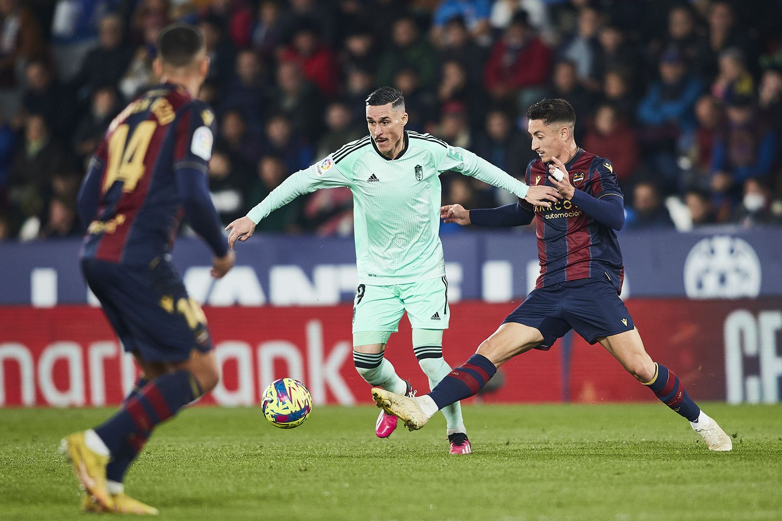 Callejón estuvo muy bien acompañado en la izquierda por Neva.