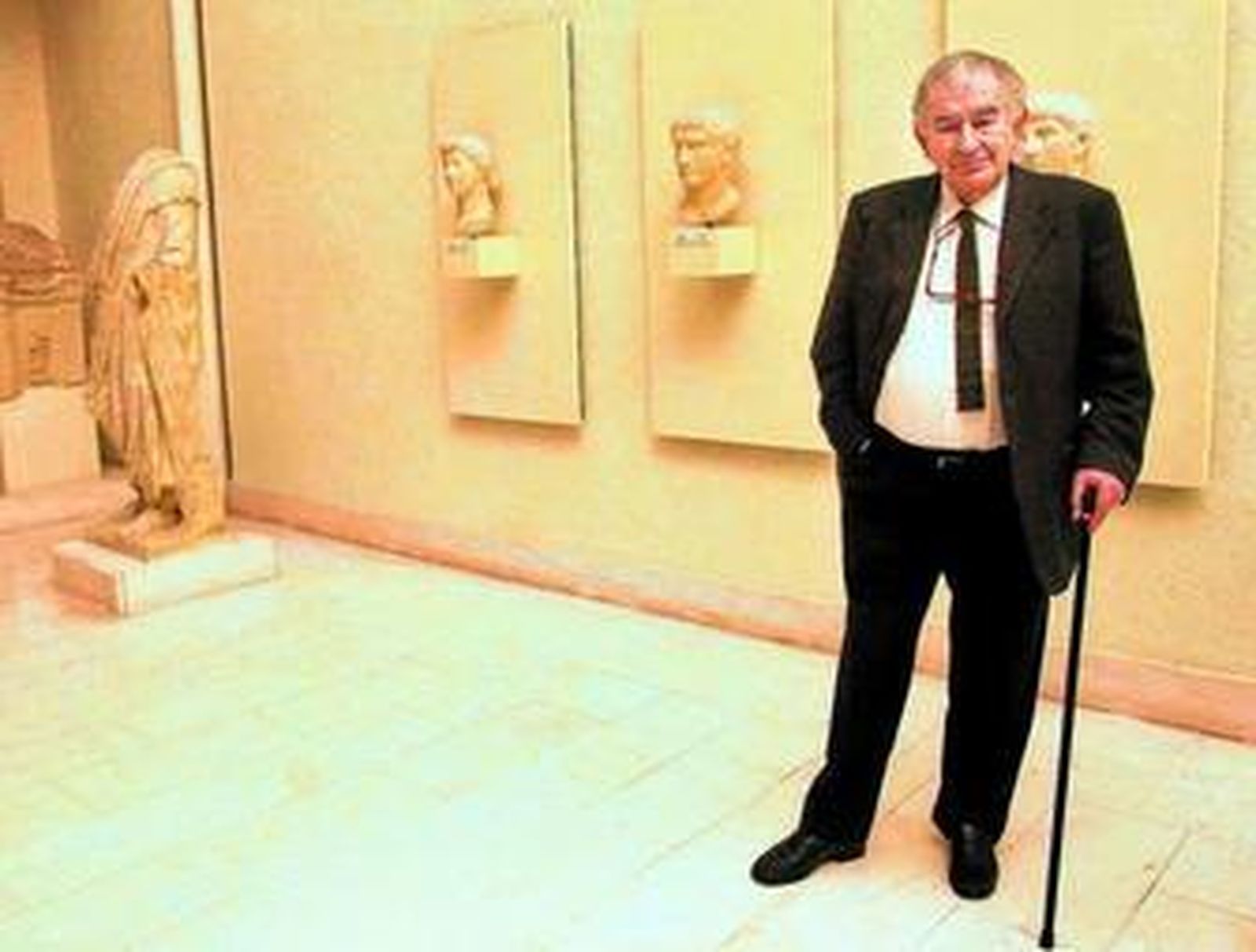 Antonio Gamoneda es el autor del prólogo.