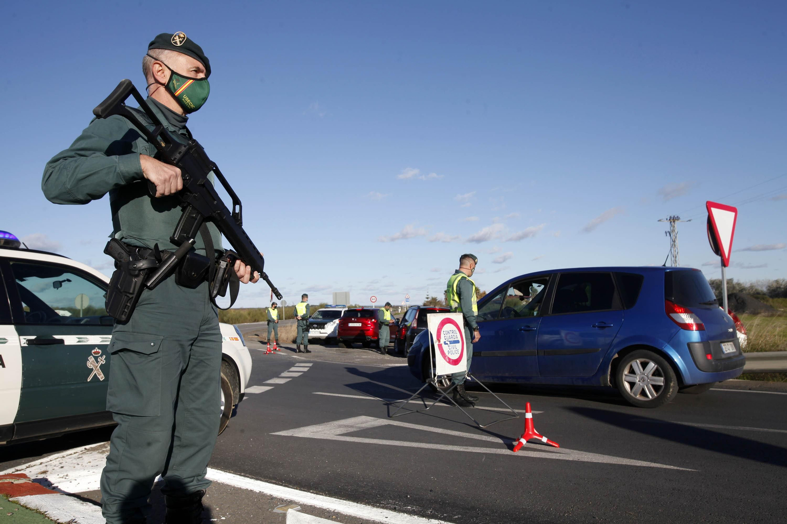 Controles de la Guardia Civil en los accesos a la costa de Huelva