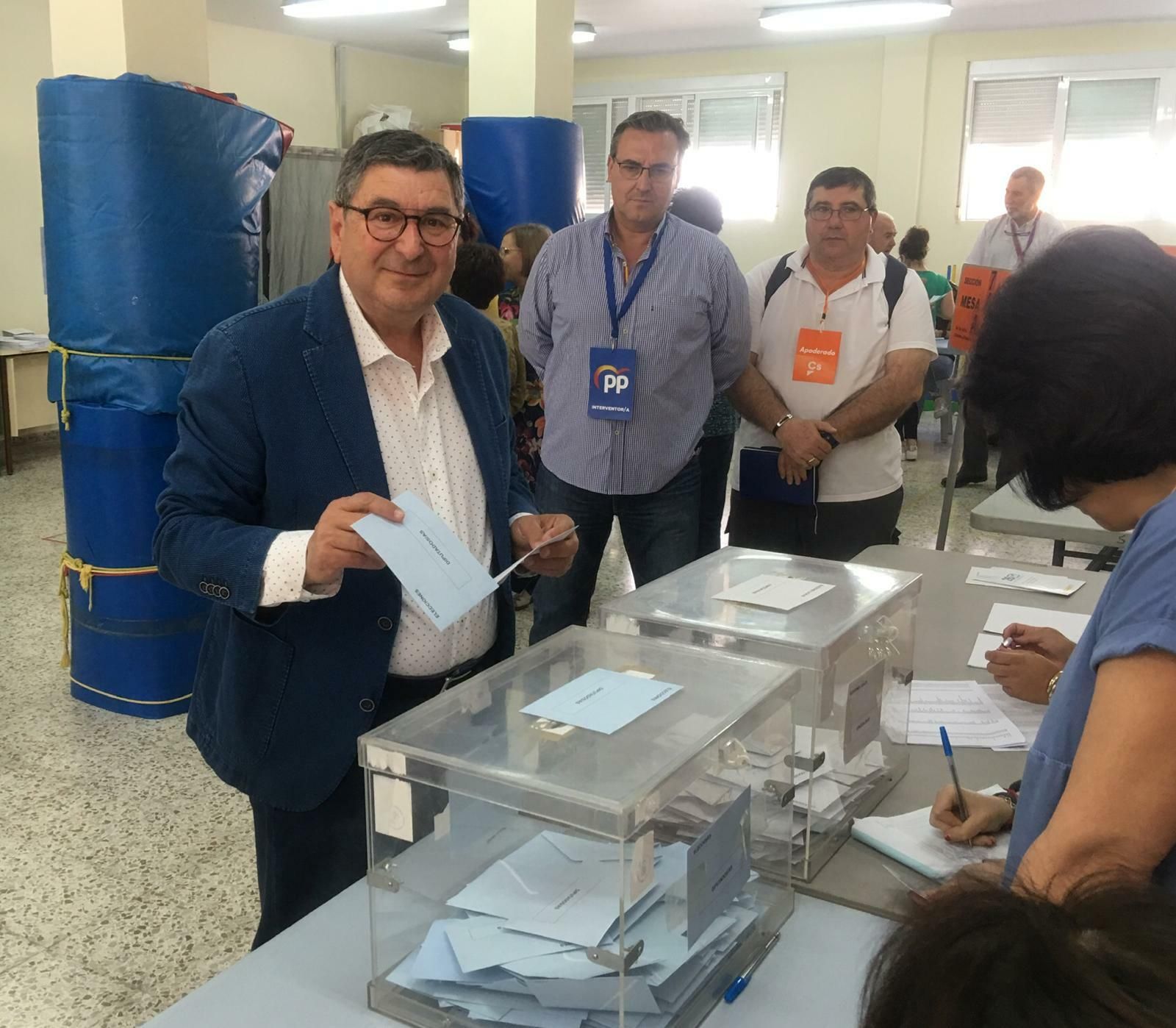 Francisco Delgado Bonilla, candidato del PP a la Alcaldía de Vélez, acude a votar