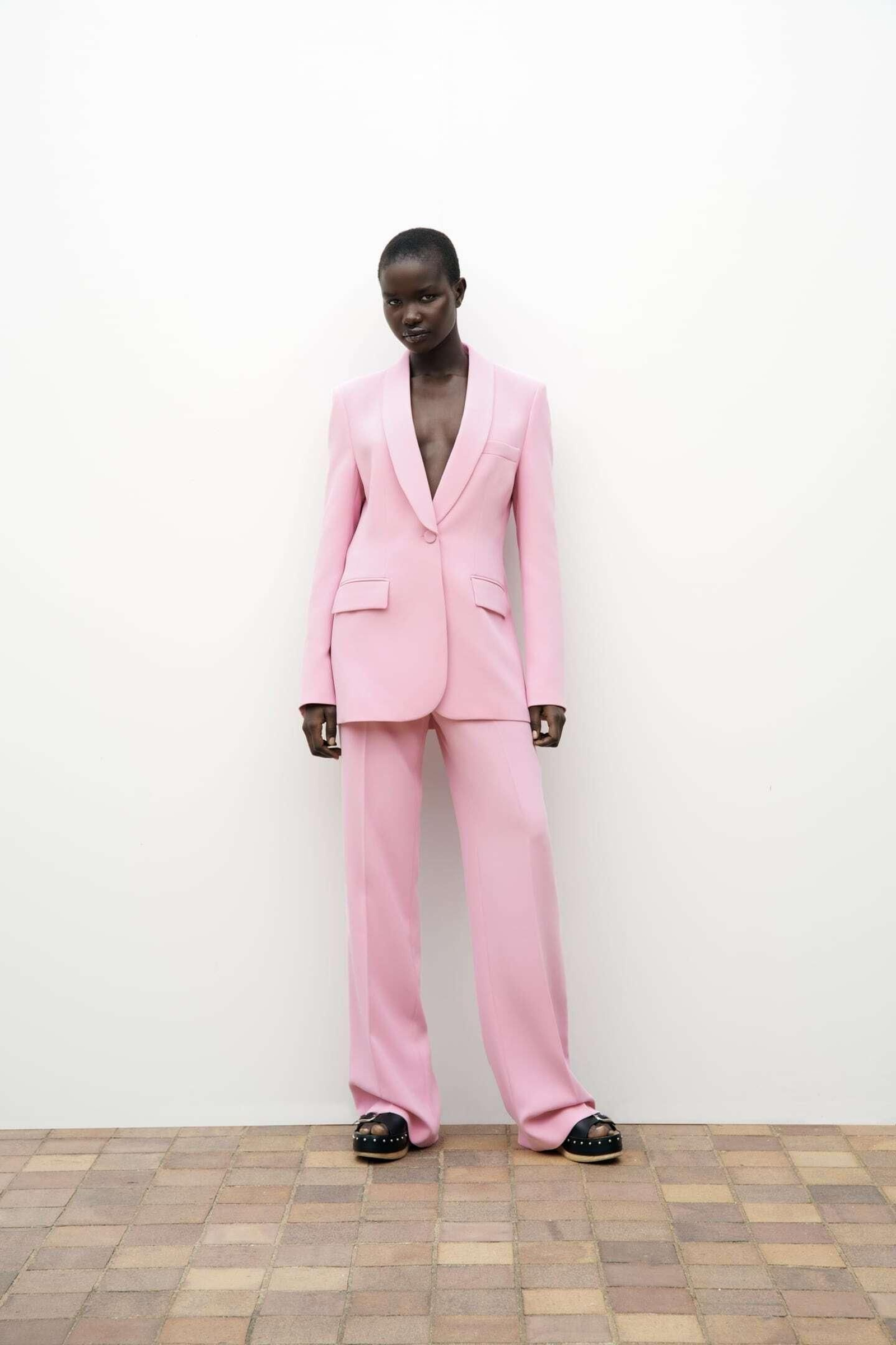 Traje de chaqueta rosa de Zara.