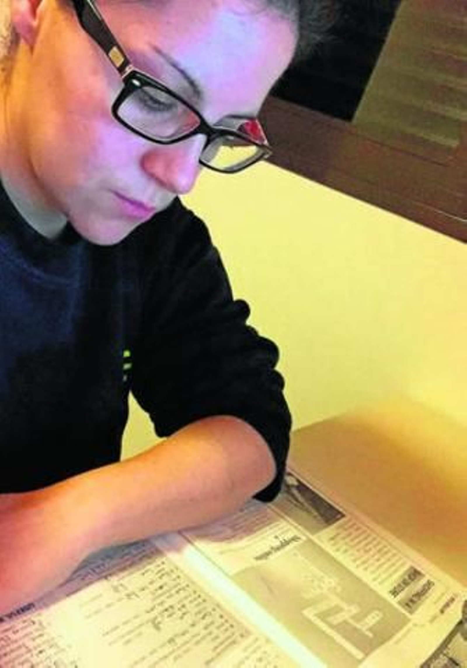 Verónica Sáinz, estudiando en su domicilio. Verónica Sáinz, estudiando en su domicilio.