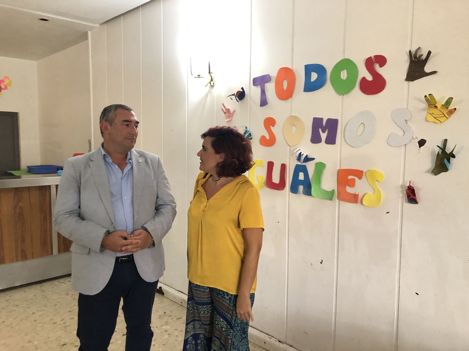 Miguel Andréu y Antonia Rubio, durante la visita al centro de menores en el antiguo hotel Ávila.