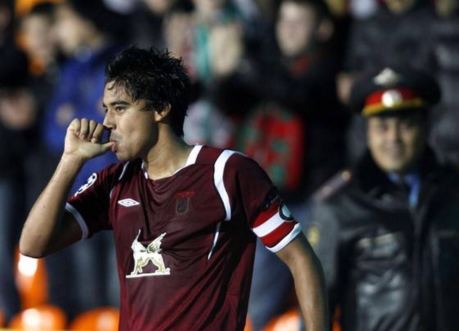 Noboa se chupa el dedo para dedicar el gol del Rubin. / Reuters