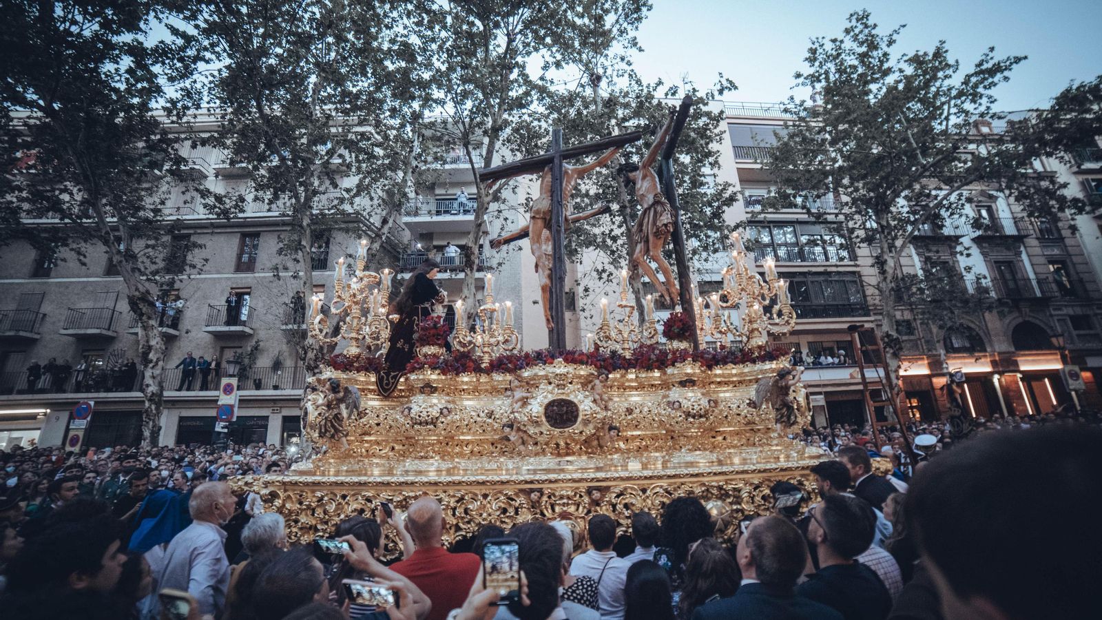 El paso de misterio de la Conversión del Buen Ladrón, de la Hermandad de Montserrat, discurre por la calle San Pablo.