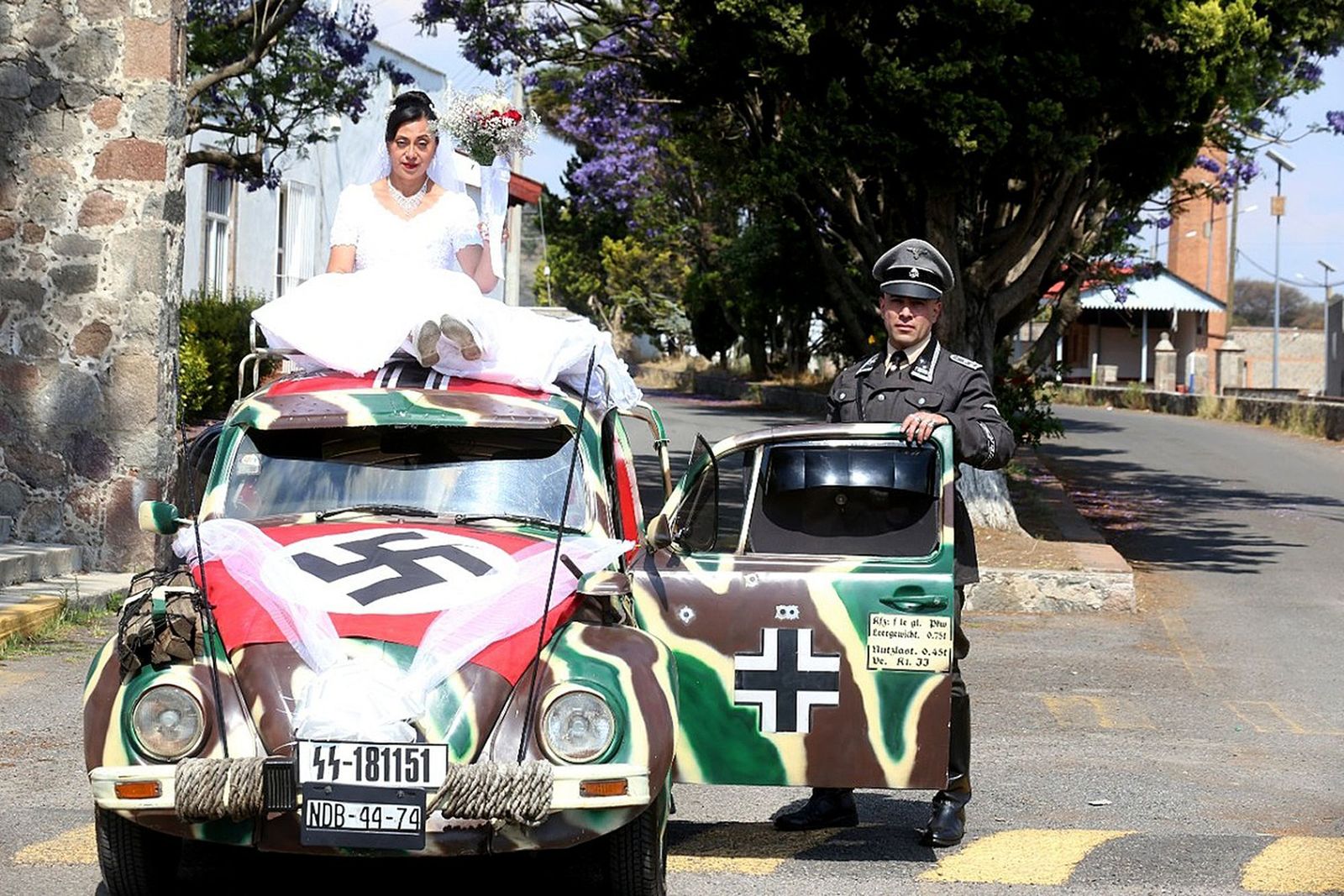 La pareja posa en el coche cargado de simbología nazi