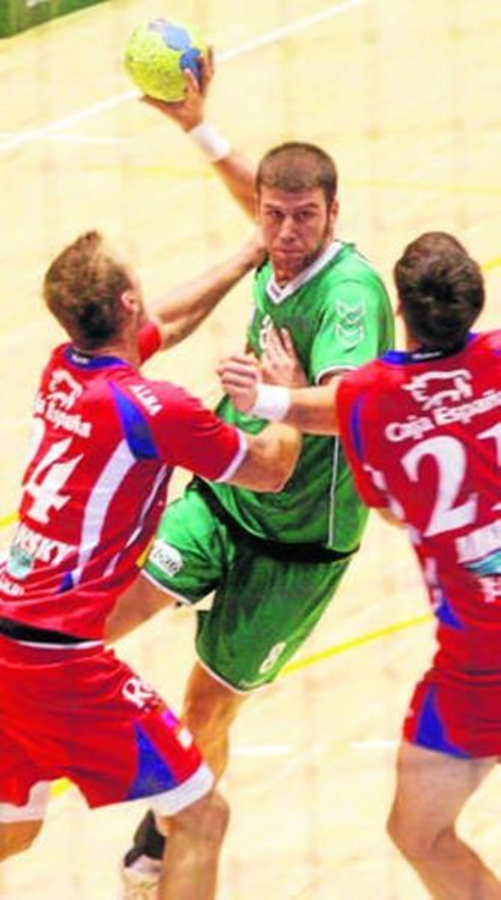 Moya intenta un lanzamiento.