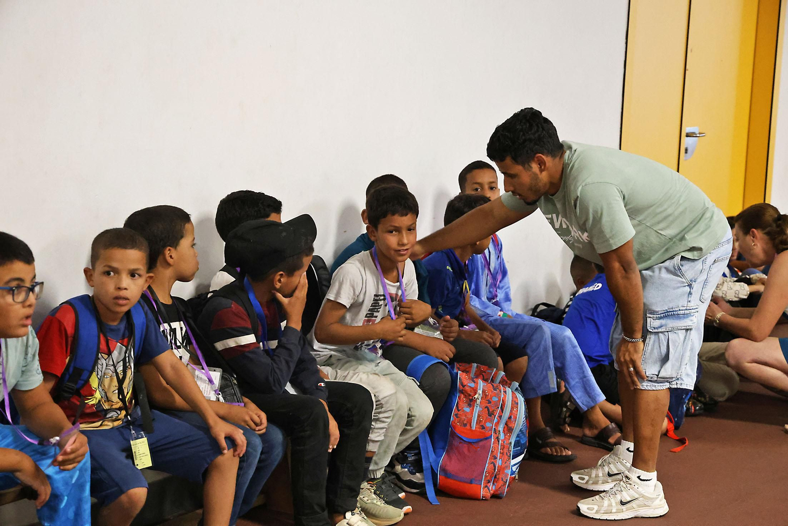 Imágenes del recibimiento a los  niños procedentes de los campamentos saharauis que pasarán sus vacaciones en Huelva