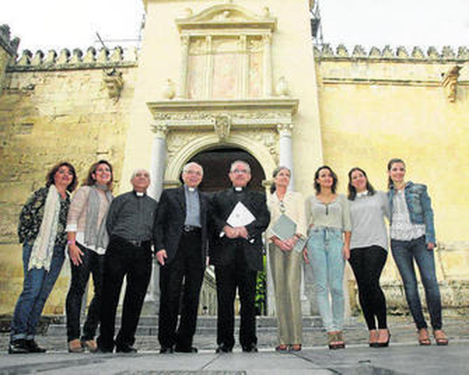 Representantes del Cabildo y las restauradoras, ayer, en la presentación del resultado final.
