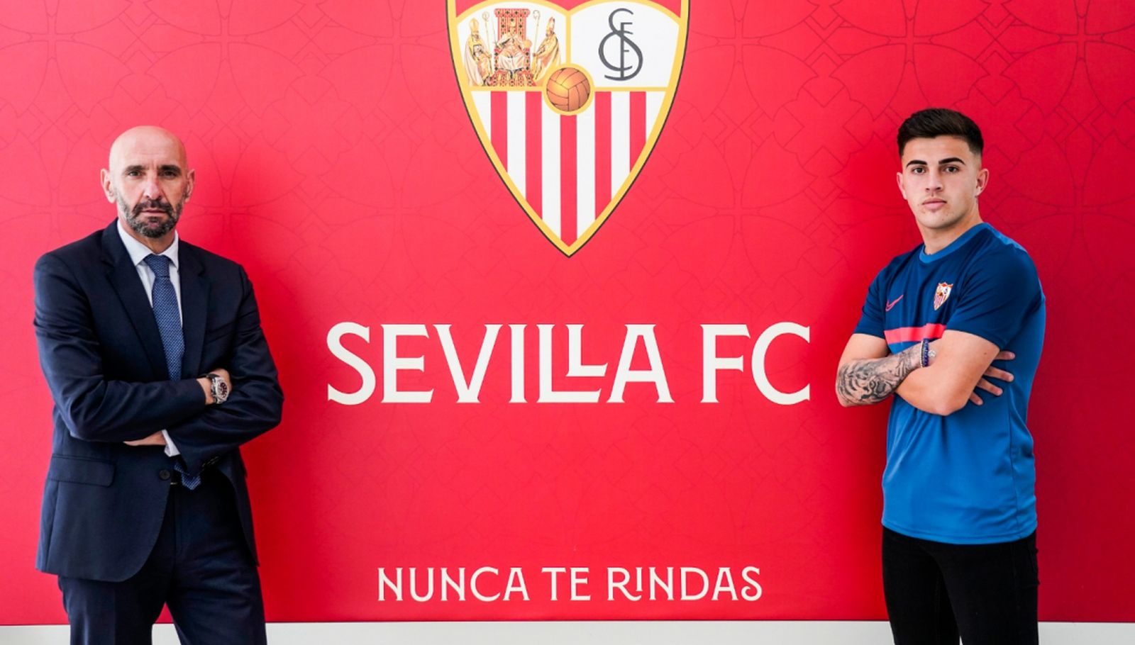 Monchi y Zarzana, tras firmar el contrato de renovación hasta 2024.