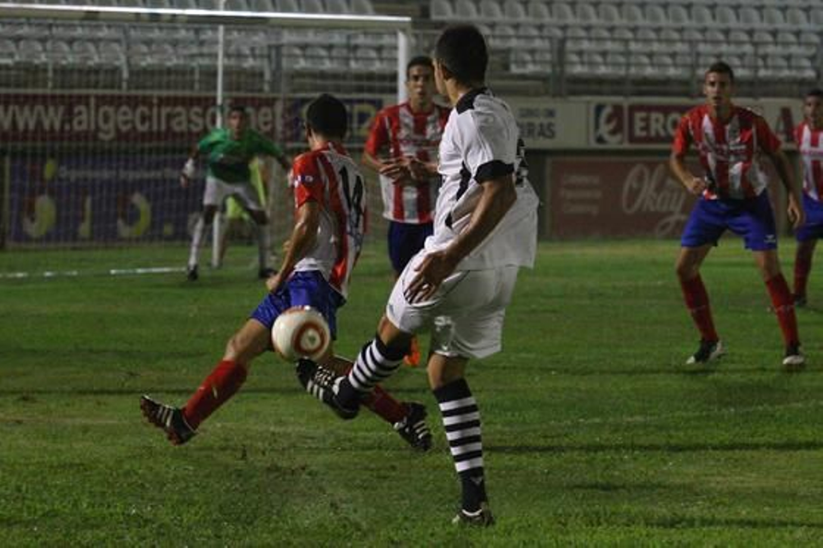 El Algeciras se hace con el trofeo Virgen de La Palma tras superar a la Balona en la tanda de penaltis./Fotos: Paco Guerrero  Foto: Paco Guerrero