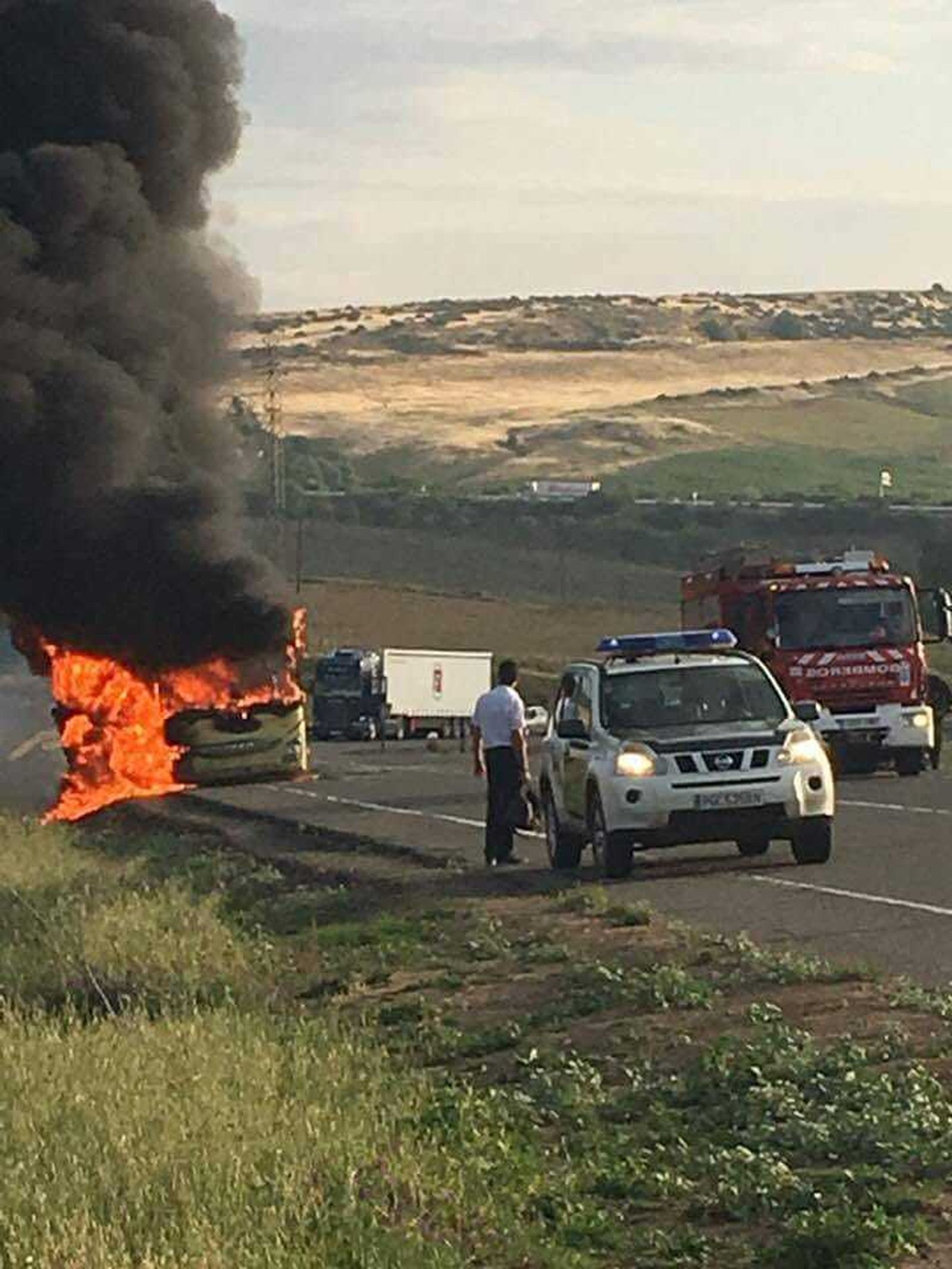 El autobús, todavía ardiendo.