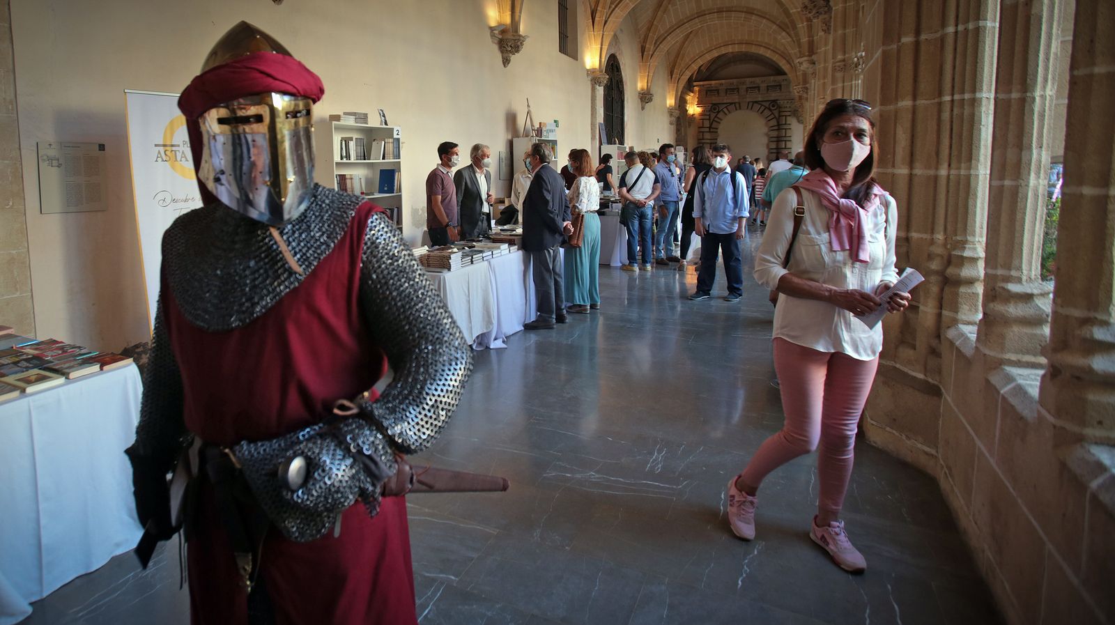 Una de las armaduras de la exposición de la Feria del Libro en los Claustros.
