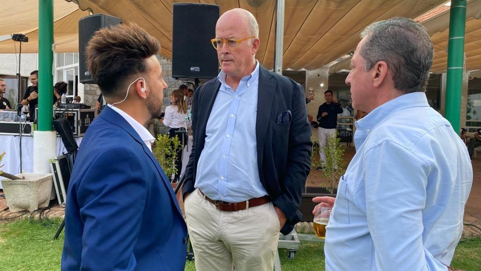 Pedro Weickert Molina, gerente de Adarsa Sur, charlando con algunos de los asistentes a la presentación.